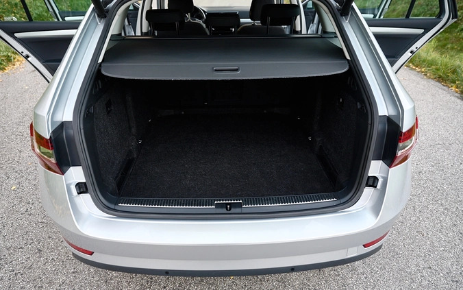 Skoda Superb cena 59900 przebieg: 240800, rok produkcji 2019 z Płock małe 781